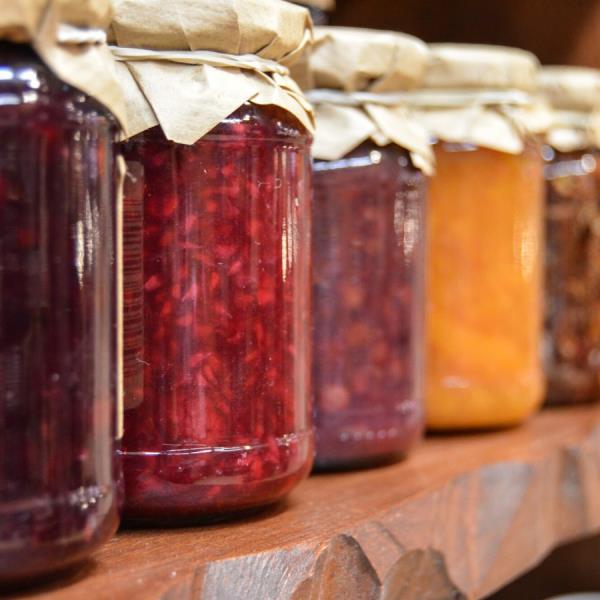 How to Choose Between Glass and Plastic Jars